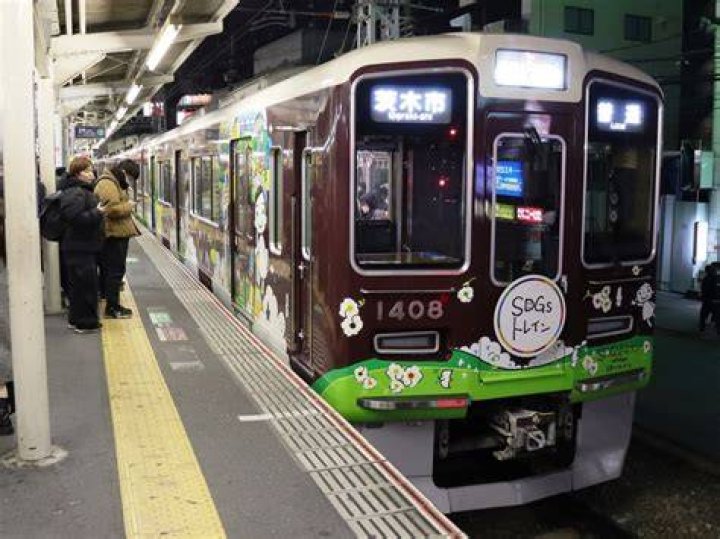 夜の阪急十三駅周辺の街並み