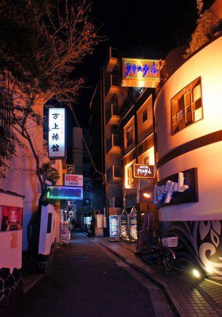 鶯谷の夜の歓楽街